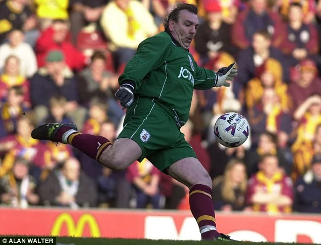 post card Neville Southall gordo.webp